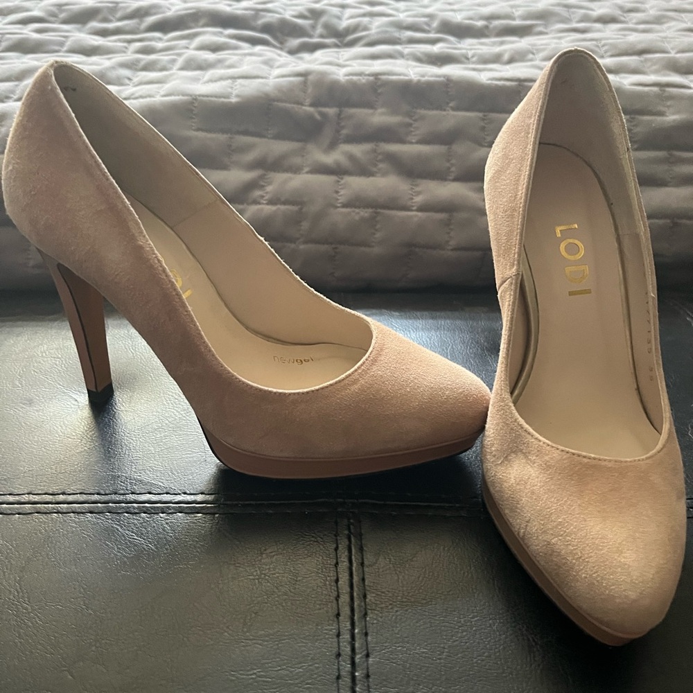 Elegant Cream Heels with Timeless Design